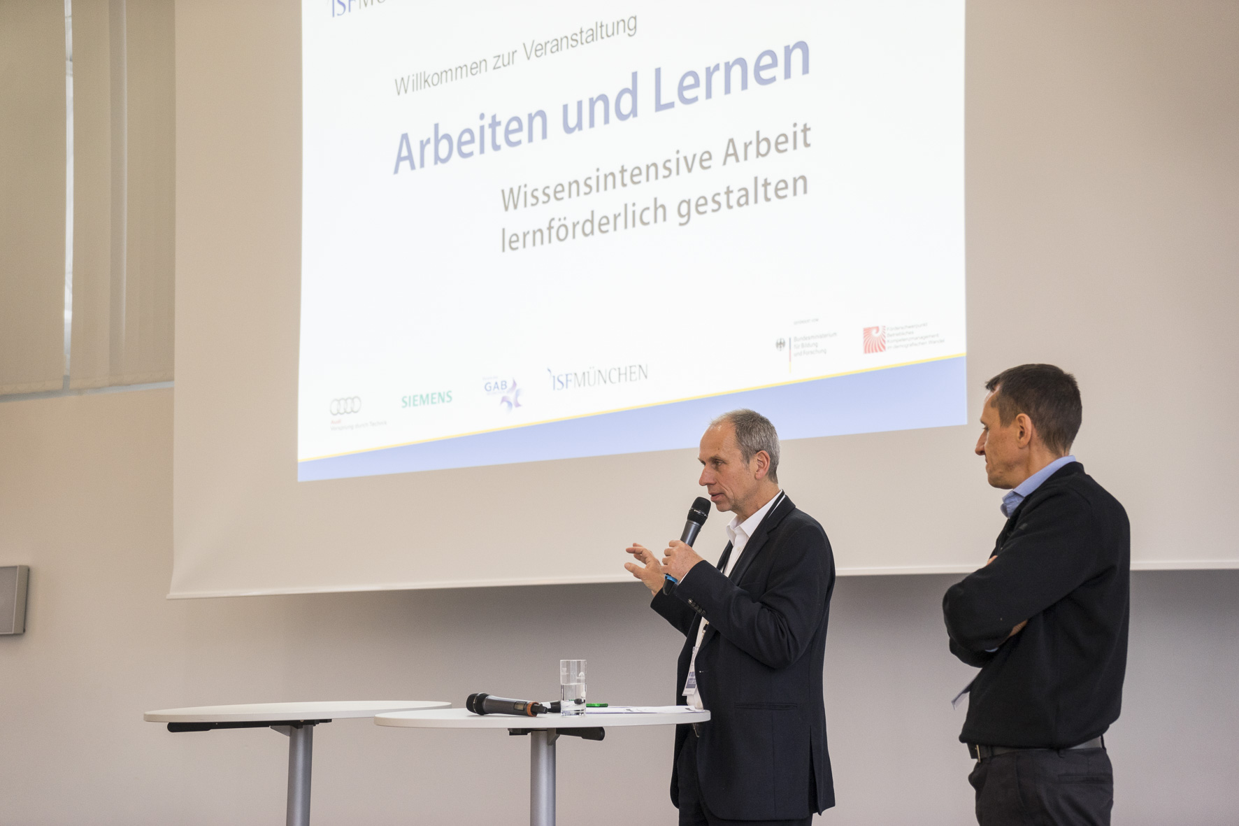 Dr. Eckhard Heidling, Wissenschaftler am ISF München und Leiter der Zusammenarbeit mit Siemens (links), beschreibt gemeinsam mit Dr. vom Eyser von Siemens CT (rechts) den dortigen Ansatz.