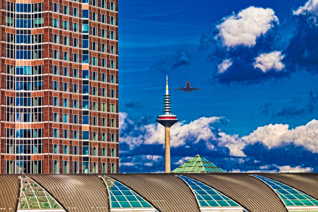 Frankfurter Messeturm und Messebauten mit Fernsehturm